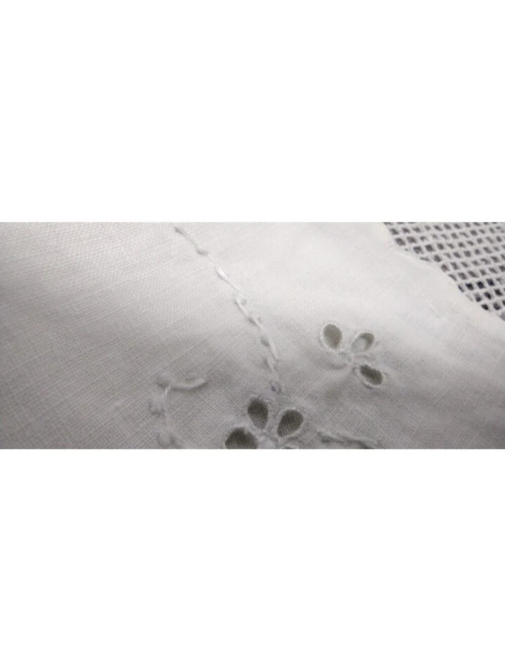 Vintage 9.5 Round Circle White Placemat Linen Bow Eyelet Fine Cotton Scalloped
